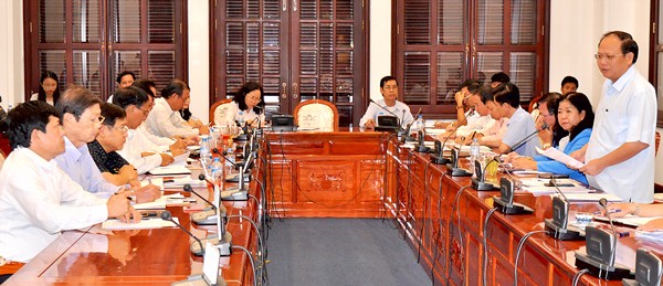 Mr. Tat Thanh Cang (standing) states at a meeting with HCMC Enterprises Association on February 10th (Photo: SGGP)